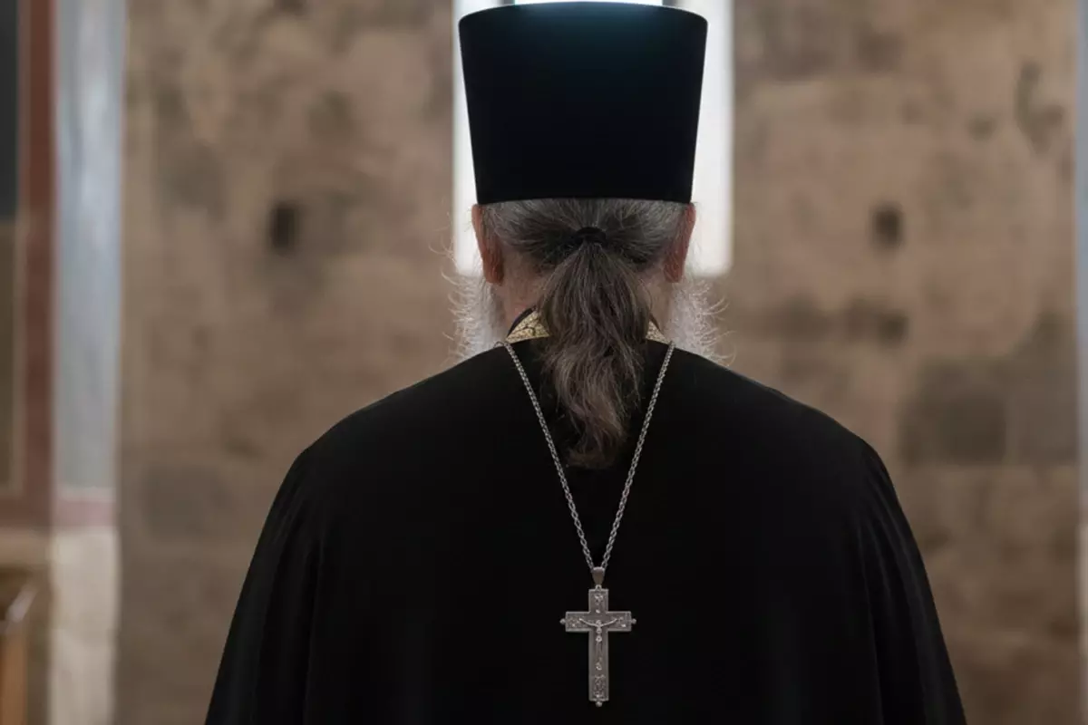 Hindistan\'da Papaz Bipin Bihari Naik\'e inanılmaz saldırı: Zorla inek dışkısı yedirildi