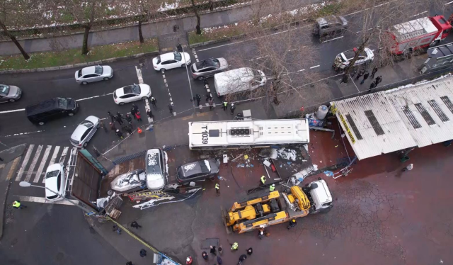 İETT otobüsünün otoparka daldığı anlar kamerada! Bir kişi ezilmekten son saniye kurtuldu İETT otobüsünün otoparka daldığı anlar kamerada! Bir kişi ezilmekten son saniye kurtuldu