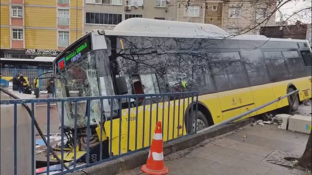 İETT otobüsünün otoparka daldığı anlar kamerada! Bir kişi ezilmekten son saniye kurtuldu İETT otobüsünün otoparka daldığı anlar kamerada! Bir kişi ezilmekten son saniye kurtuldu