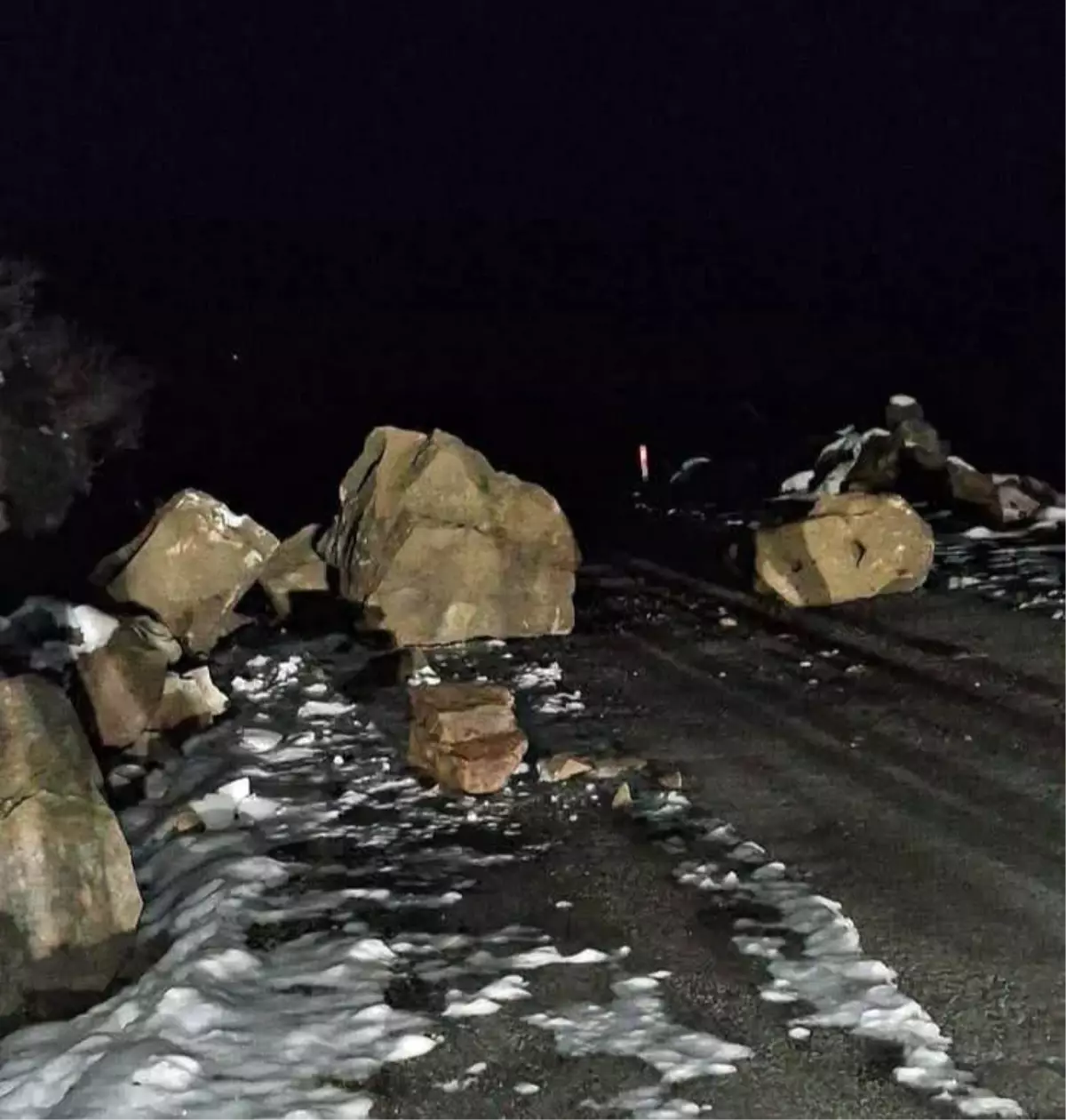 Karabük\'te Yol Kaya Düşmesi Nedeniyle Kapandı