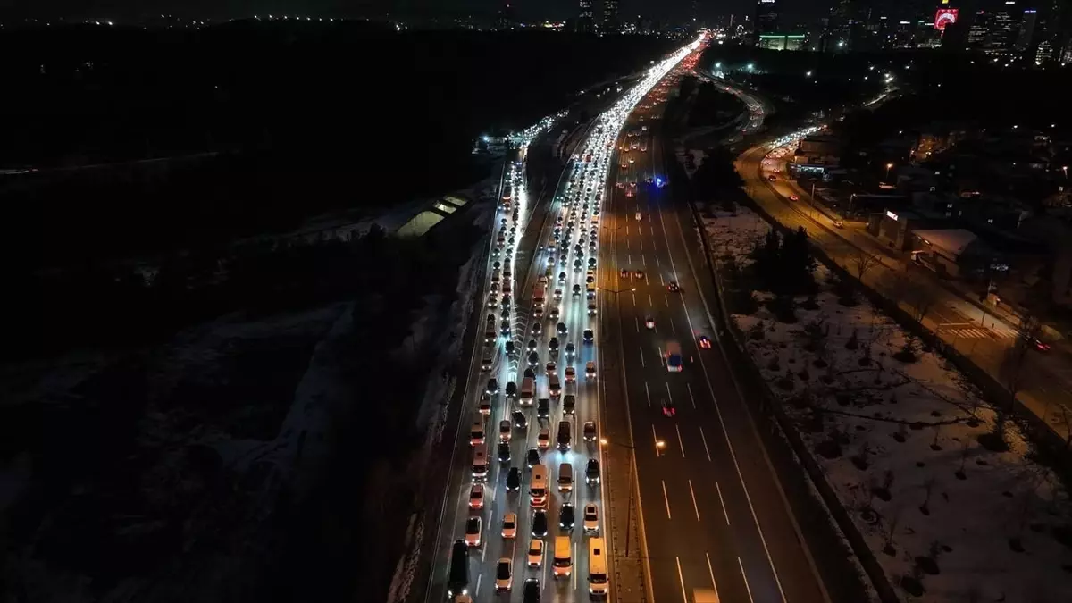 İstanbul\'da akşam saatlerinde trafik yoğunluğu yüzde 85\'e çıktı