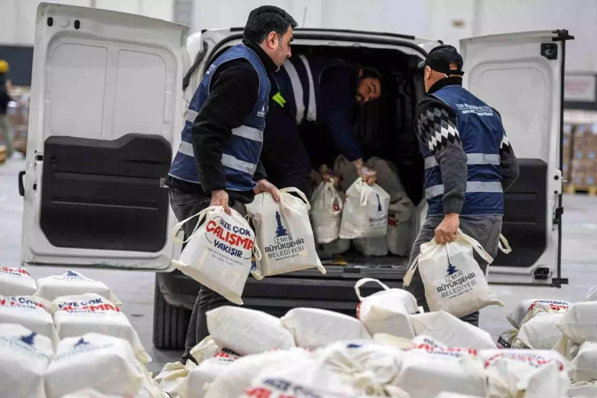 İzmir\'de 24 bin haneye kahvaltı paketi dağıtımı başladı