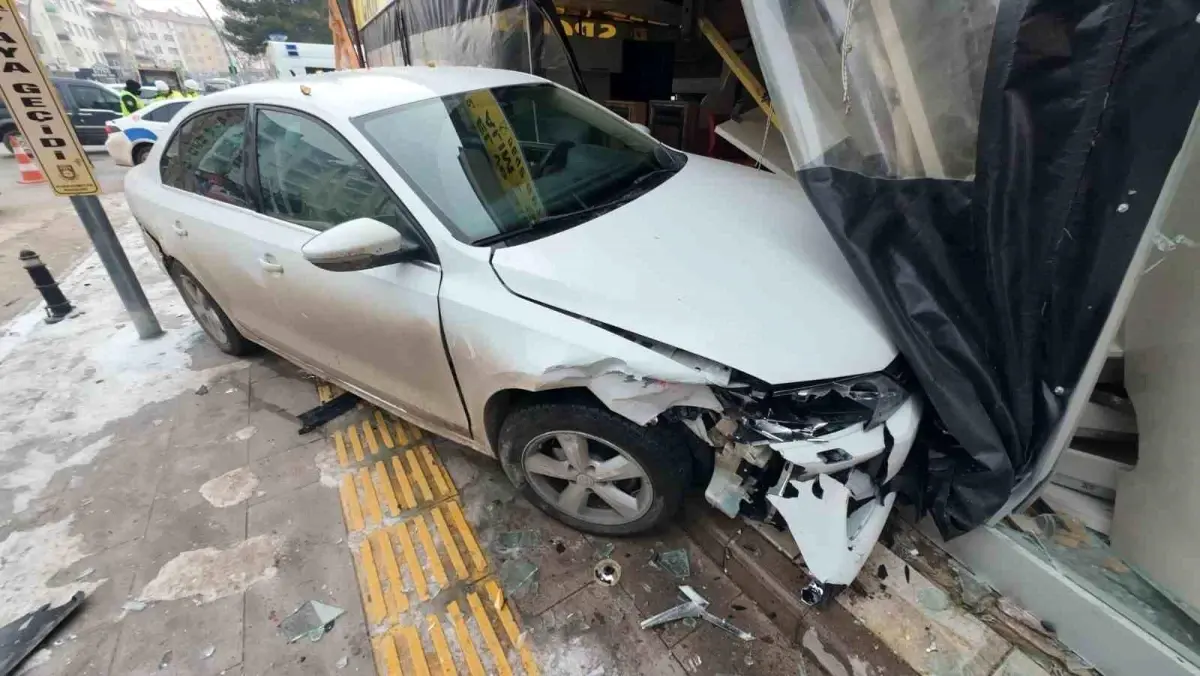 Karaman\'da Kavşakta Kaza: 3 Yaralı