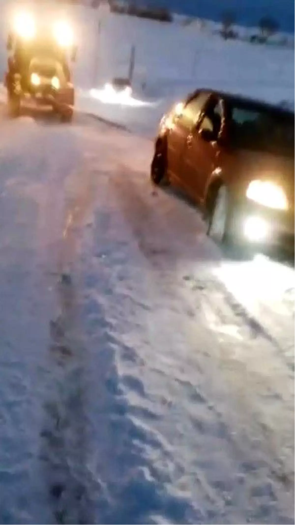 Kars\'ta Kara Saplanan Araçlar Traktörle Kurtarıldı