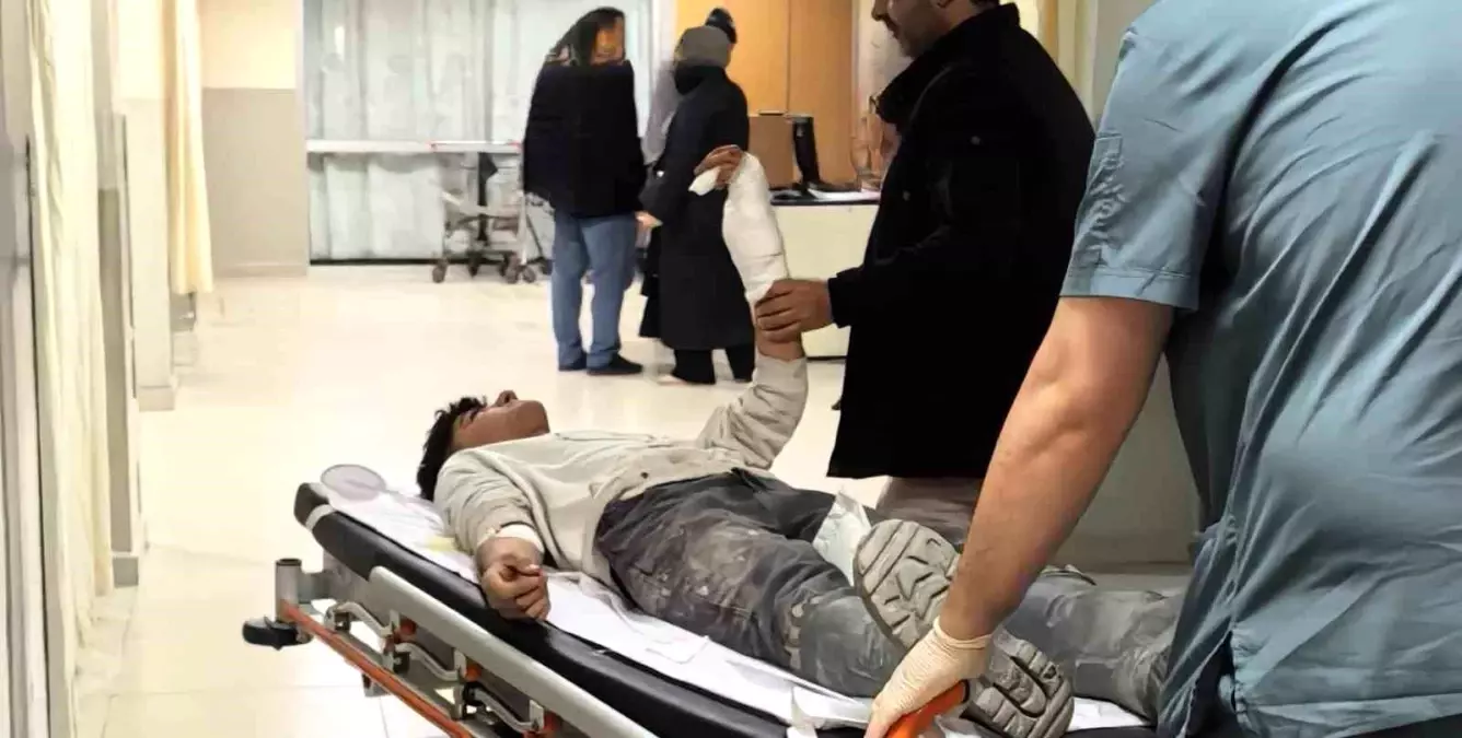 İnegöl\'de Oto Kaportacıda Kaza: Çırak Yaralandı