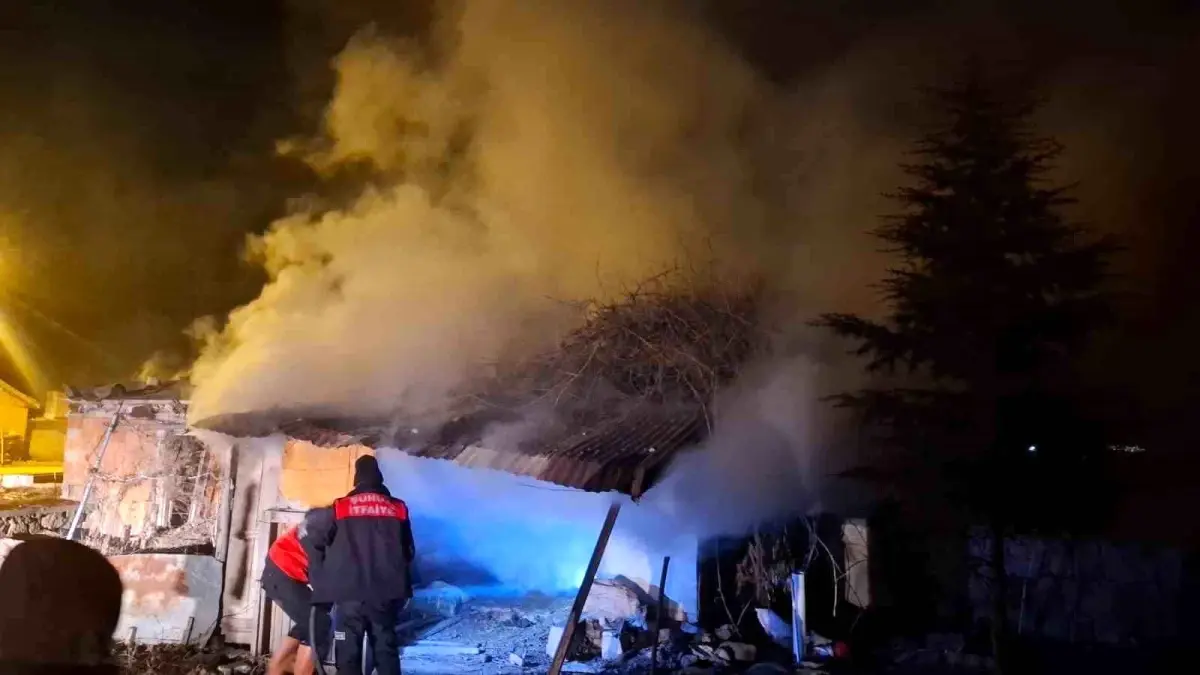 Şuhut\'ta Odun Deposunda Yangın