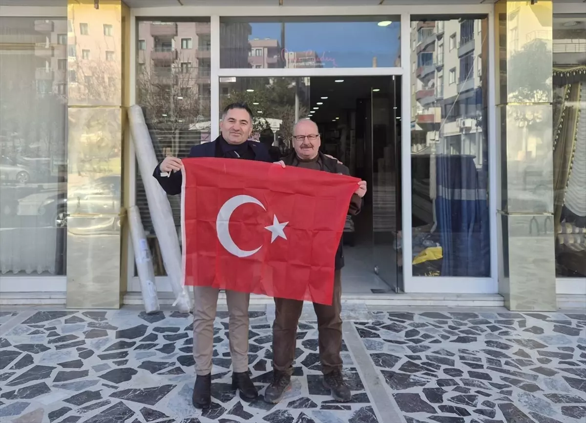 Mardin\'de terör örgütü YPG/SDG yandaşlarının Türk bayrağına saldırısına tepki