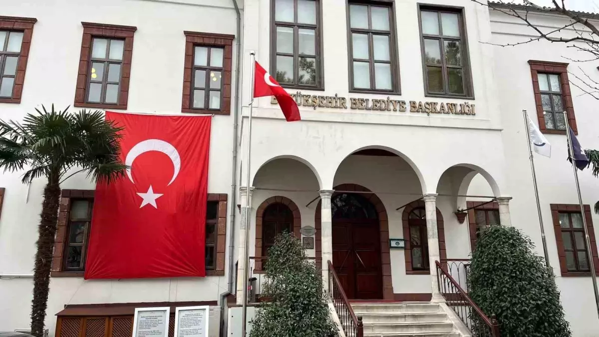 Muğla\'da belediye binaları Türk bayrakları ile donatıldı