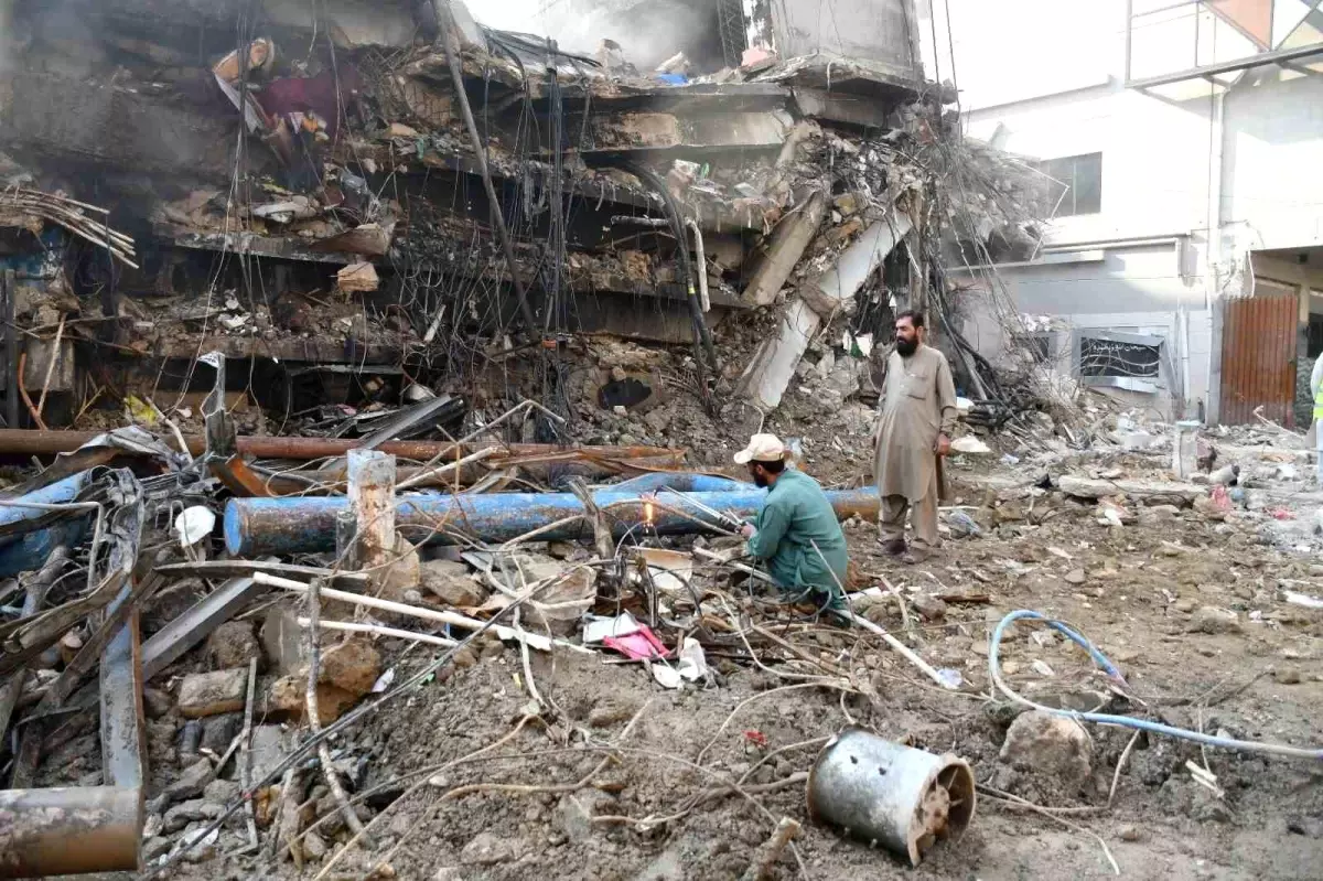 Karaçi\'deki AVM Yangınında Ölü Sayısı 60\'a Yükseldi