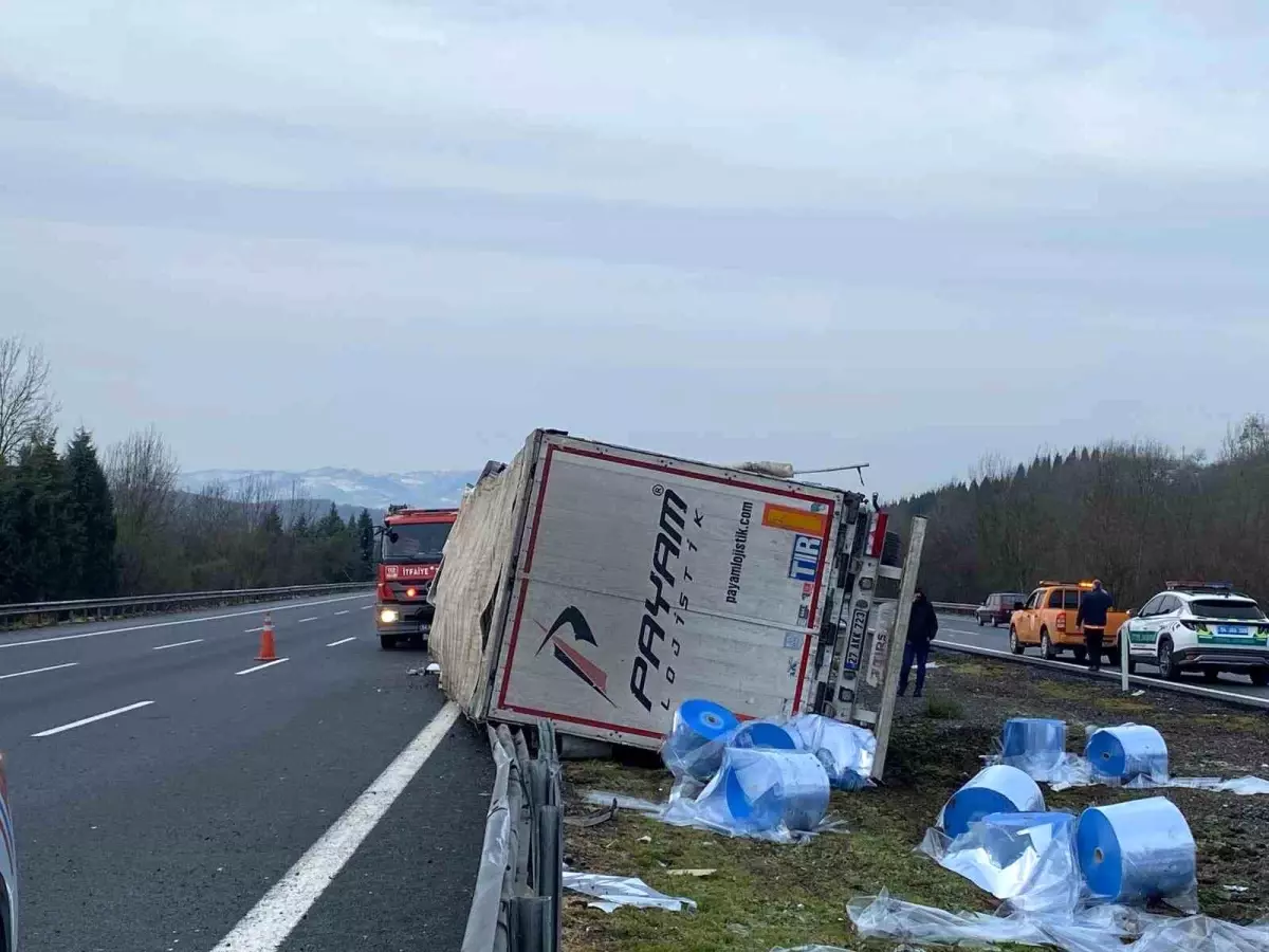 Sakarya\'da Tır Kazası: Sürücü Yaralandı