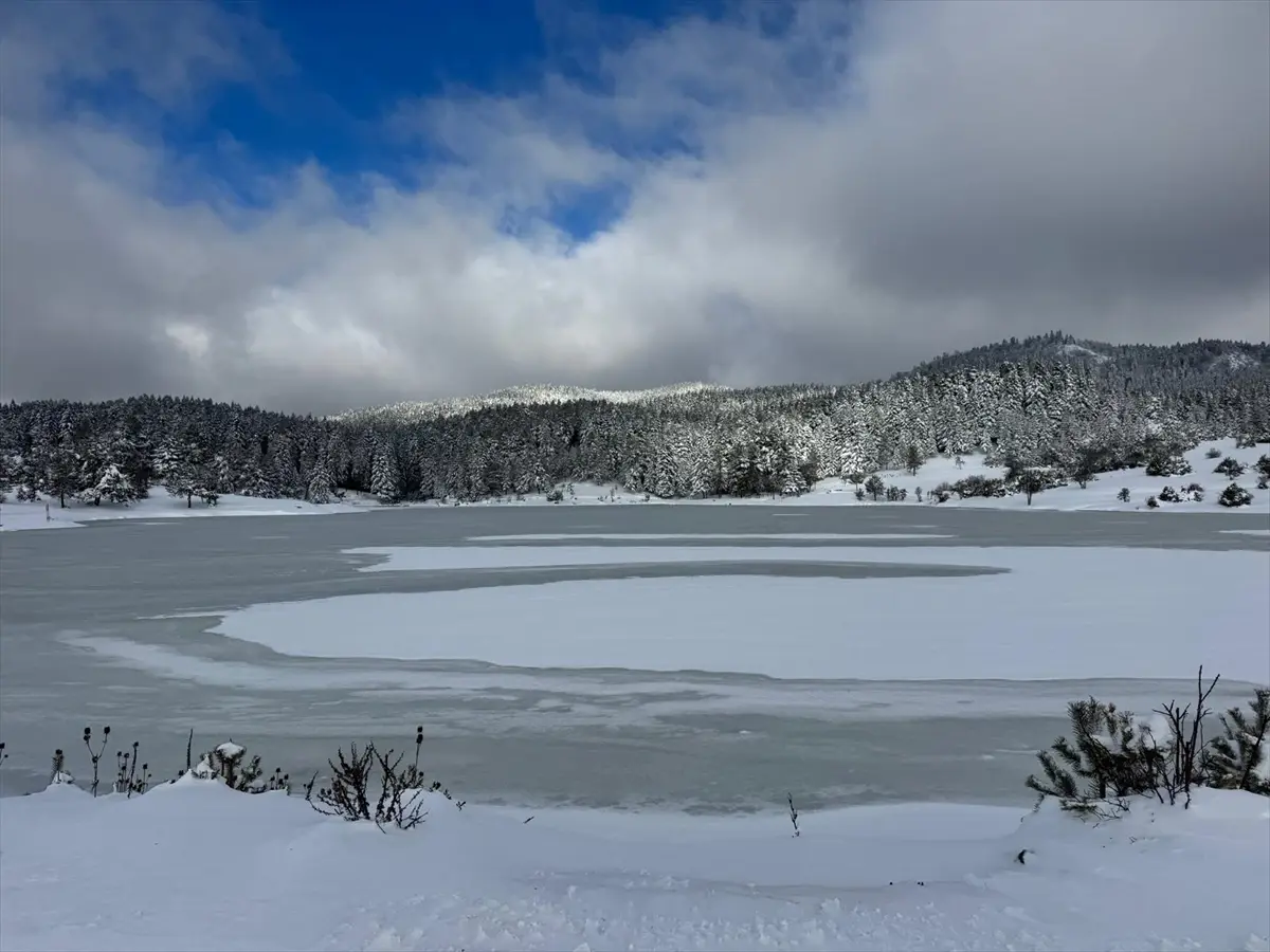 Karagöl Yaylası\'nda Buzlanma