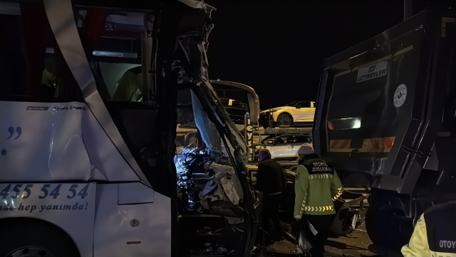 Sakarya TEM Otoyolu'nda feci kaza: 1 ölü, 19 yaralı