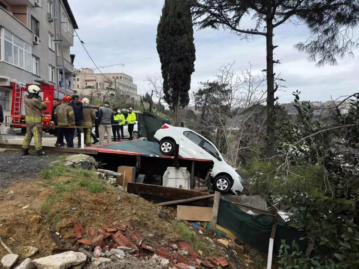 Sarıyer\'de Kontrolden Çıkan Araç Kamelyaya Uçtu