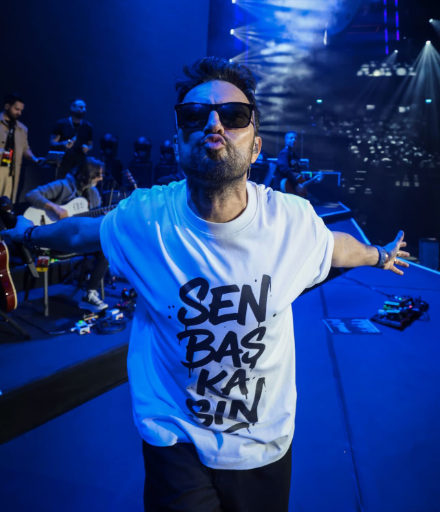 Tarkan konserinde Cem Yılmaz sahneye çıktı, salon yıkıldı