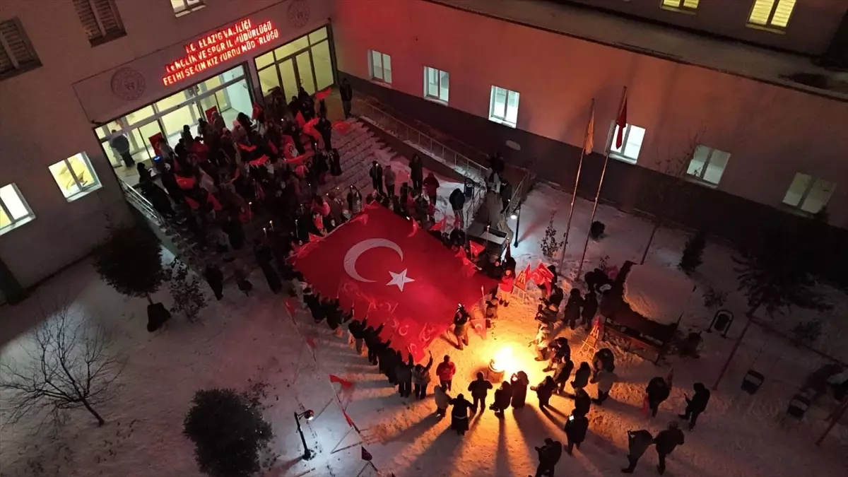 Terör örgütü YPG/SDG yandaşlarının Türk bayrağına saldırısına Elazığ\'daki üniversitelilerden tepki