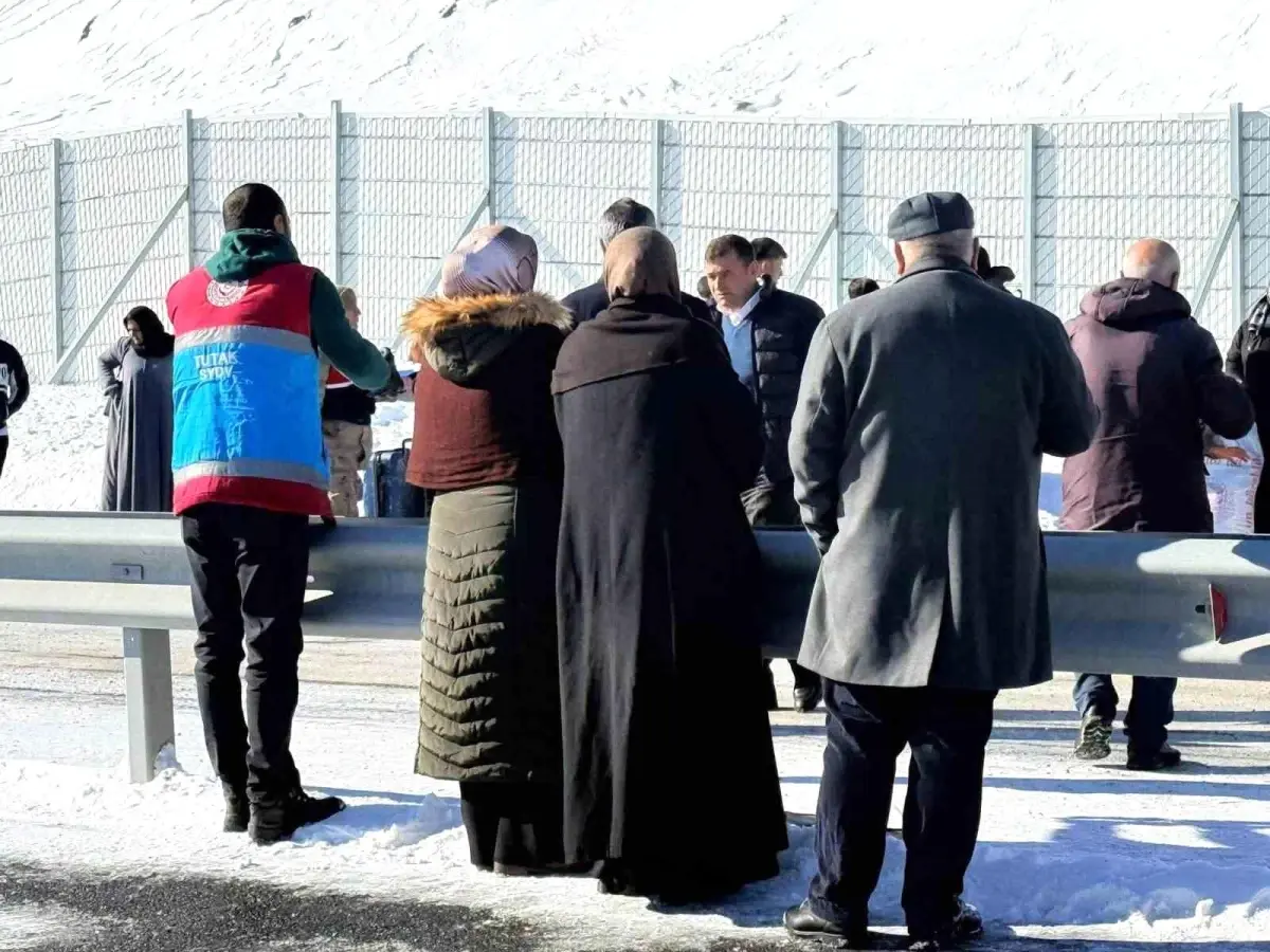 Tutak\'ta Otobüs Kazasında Yolculara Çorba İkramı