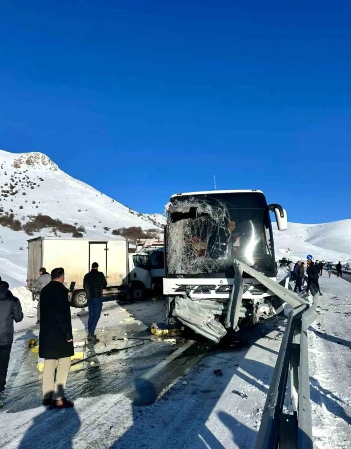 Ağrı\'da Otobüs ile Kamyonet Çarpıştı: Çok Sayıda Yaralı