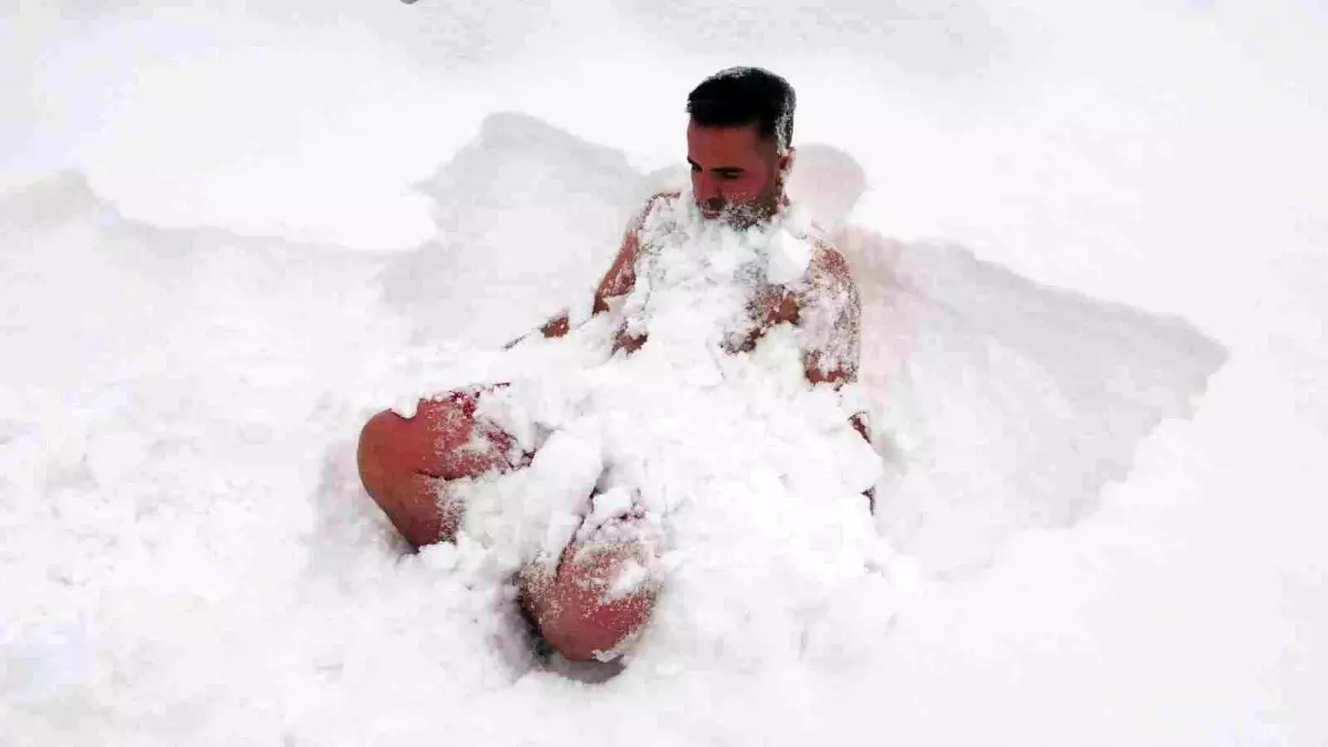 Van\'da Kar Banyosu Eğlencesi