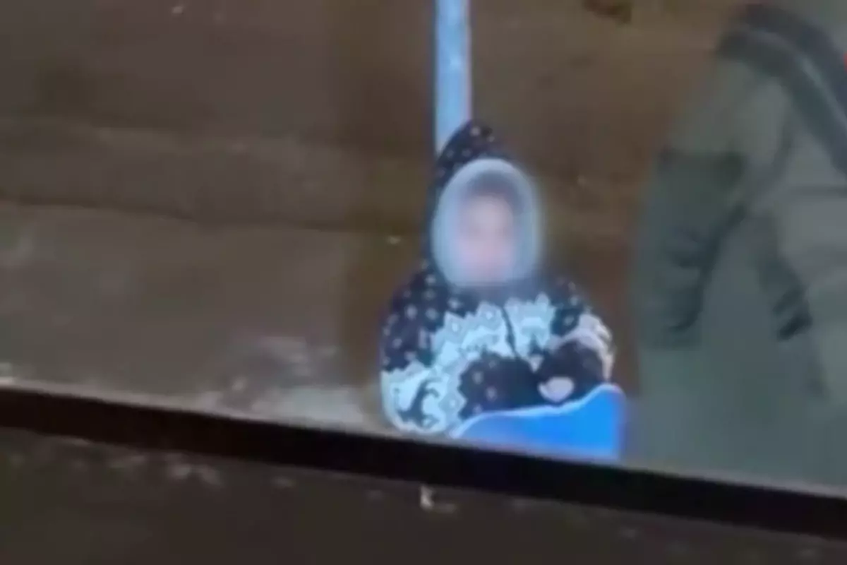 Yağmurda çocuklarını dilendirdi, tepki gösteren vatandaşı tehdit etti