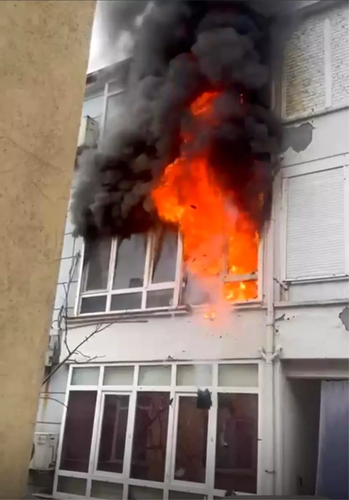 Ayvalık\'ta Buzdolabı Patladı, Yangın Çıktı