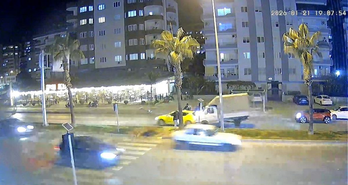 Mersin\'de Zincirleme Kaza: 4 Araç Karıştı