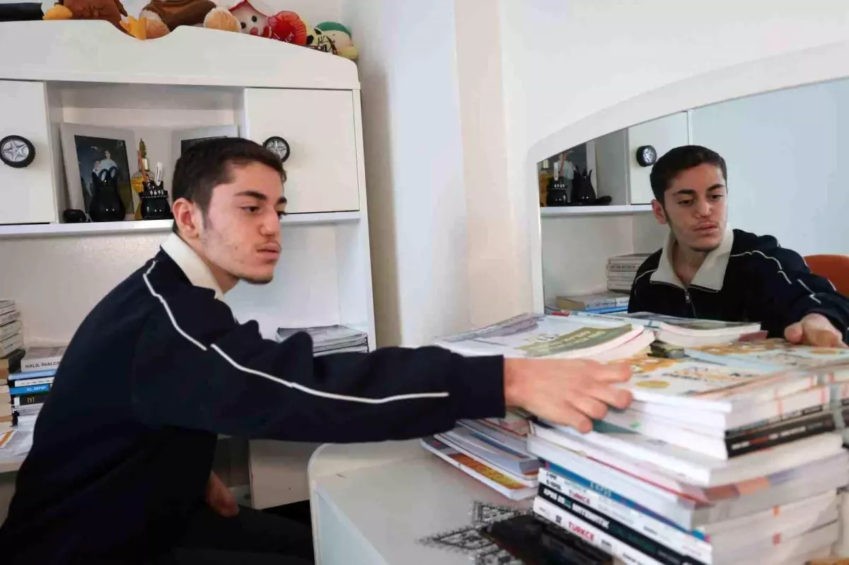 18 günlükken uzuvlarını kaybeden genç azmiyle örnek oluyor