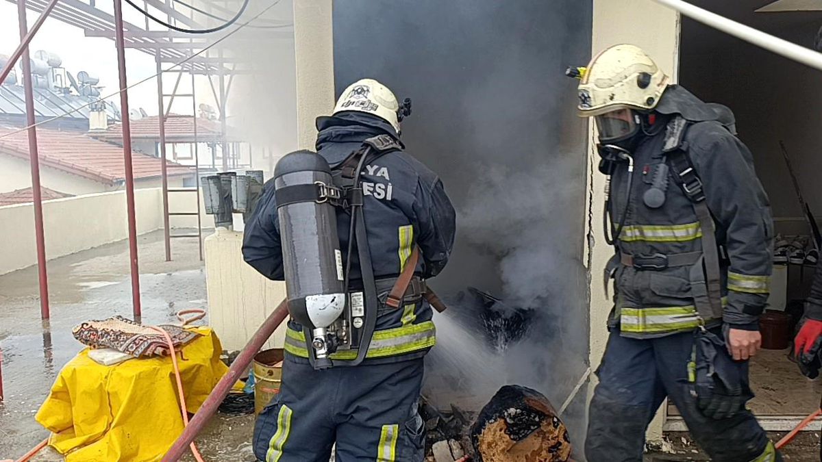 Antalya\'da 5 katlı apartmanın çatı katında korkutan yangın