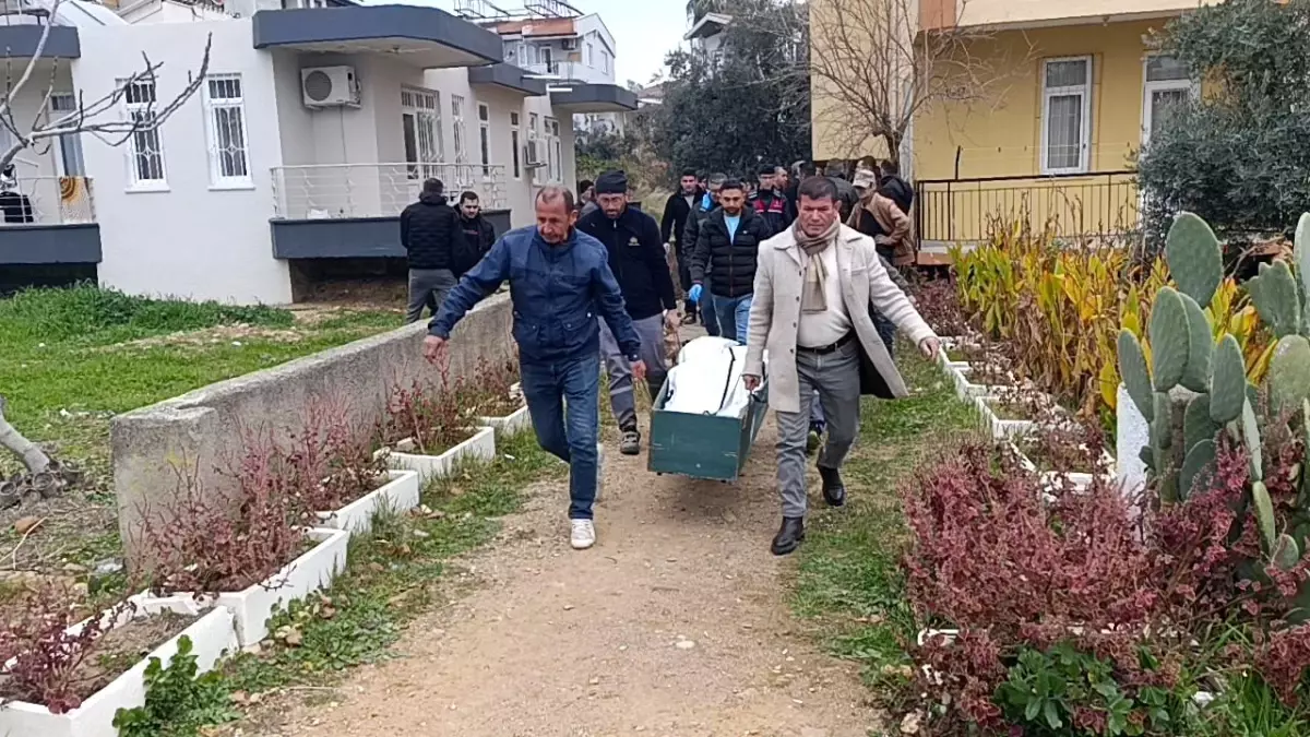 Antalya\'da evinde karnından vurulmuş halde ölü bulundu