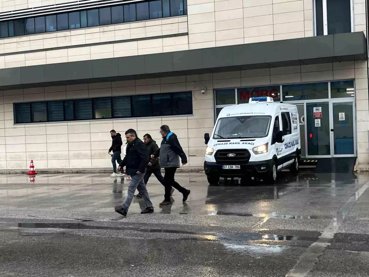 Antalya\'da evinde silahla vurulmuş halde ölü bulunan kişinin cenazesi teslim alındı