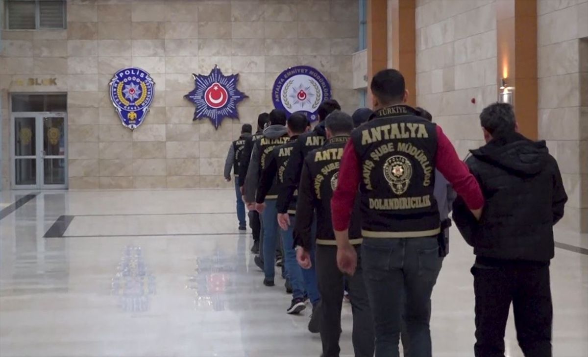 Antalya\'da Dolandırıcılık Operasyonu: 12 Tutuklama