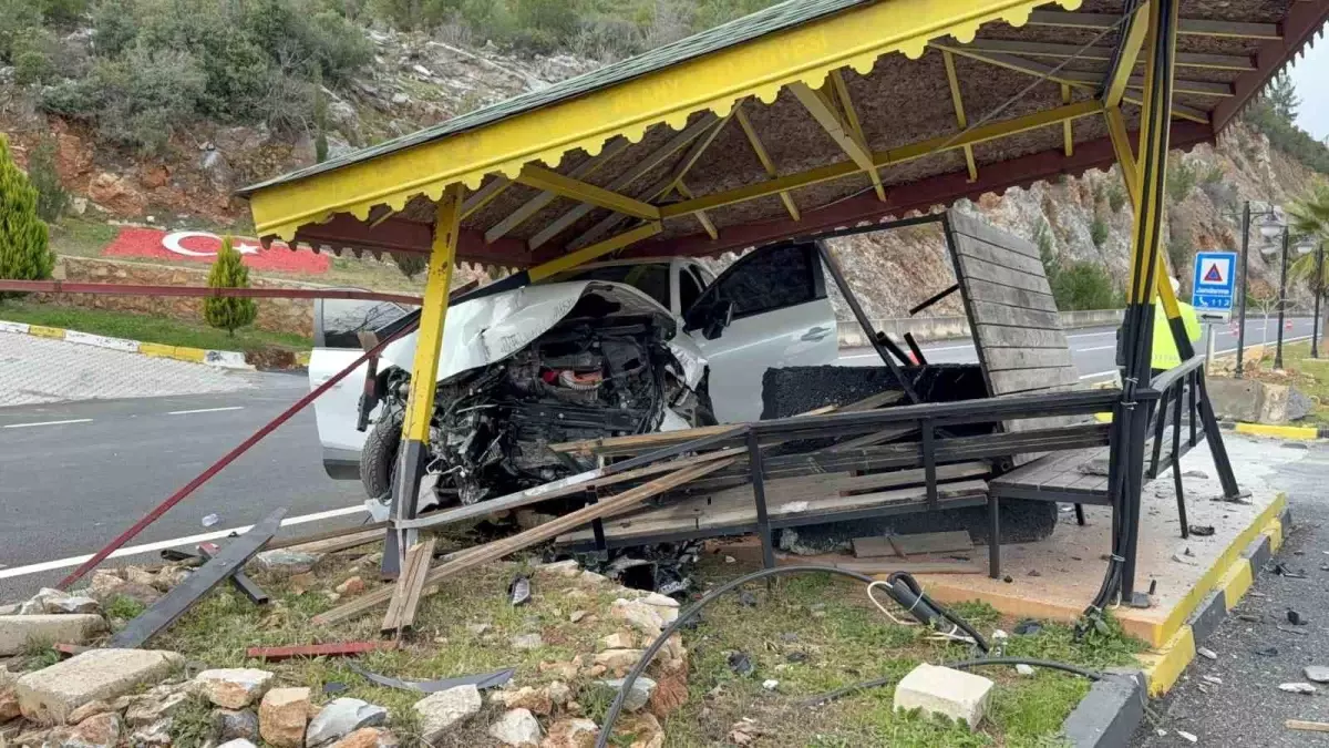 Gazipaşa\'da Kaza: 4 Yaralı