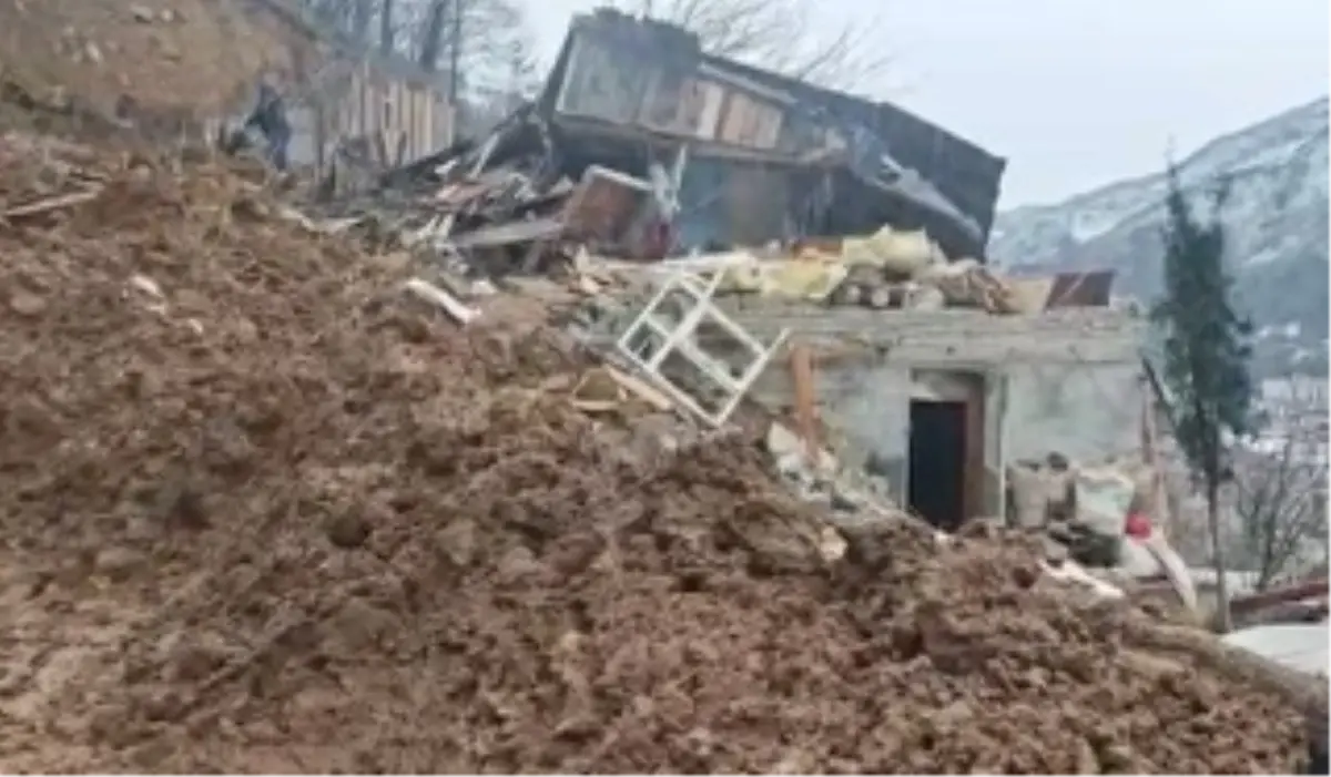 Borçka\'da Heyelan, Ev ve Ahır Yıkıldı