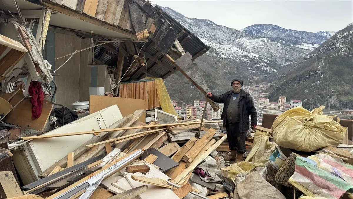 Artvin\'de Heyelan Evi Yıktı