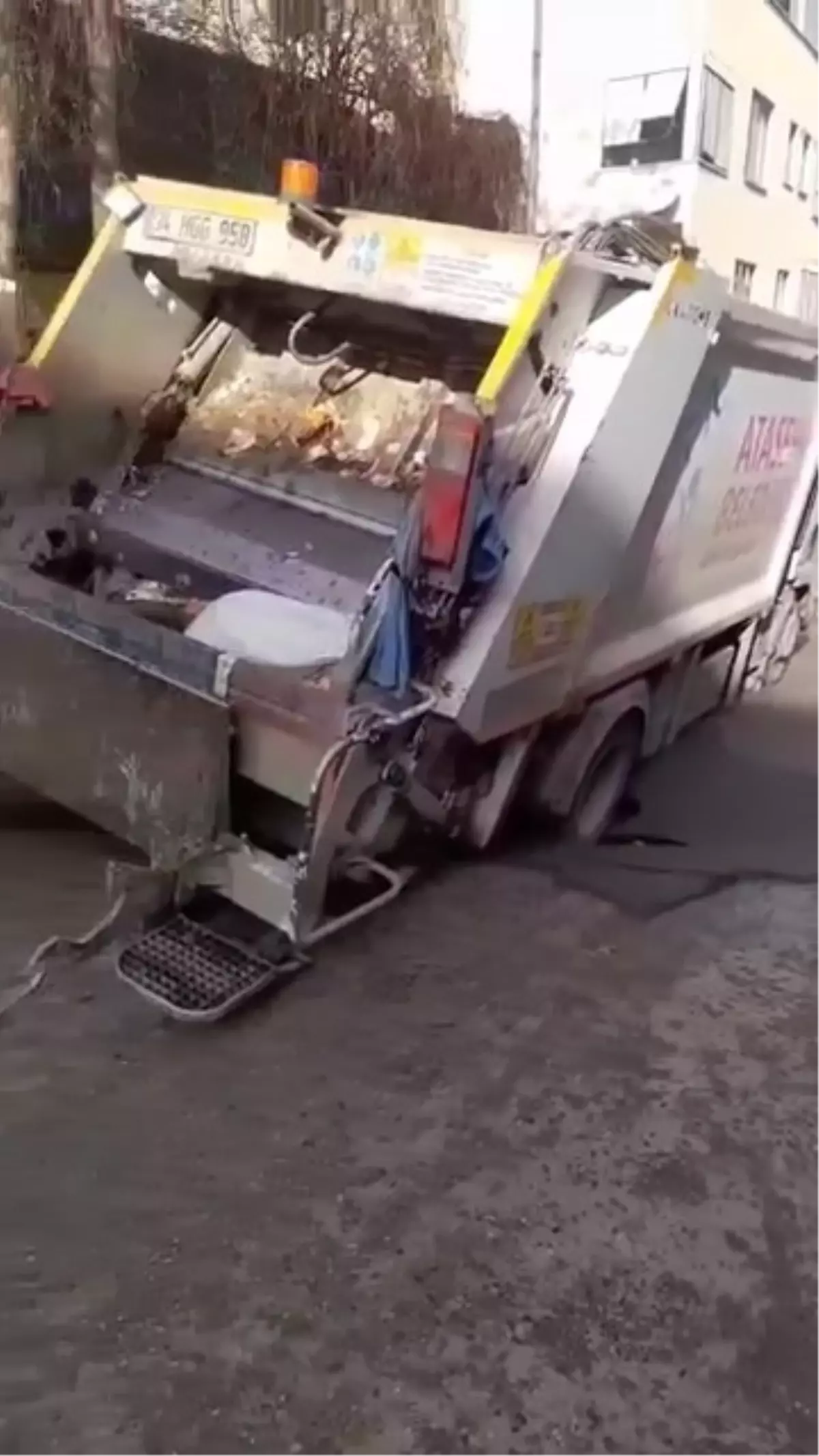 Ataşehir\'de Çöp Kamyonu Çukura Düştü