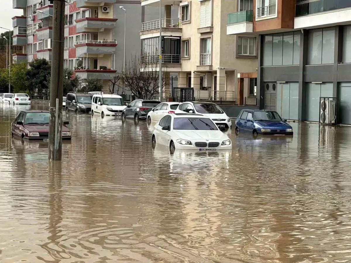 Aydın\'da dereler taştı, sokaklar göle döndü