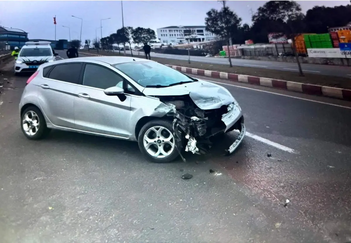 Bilecik\'te Otomobil Bariyere Çarptı