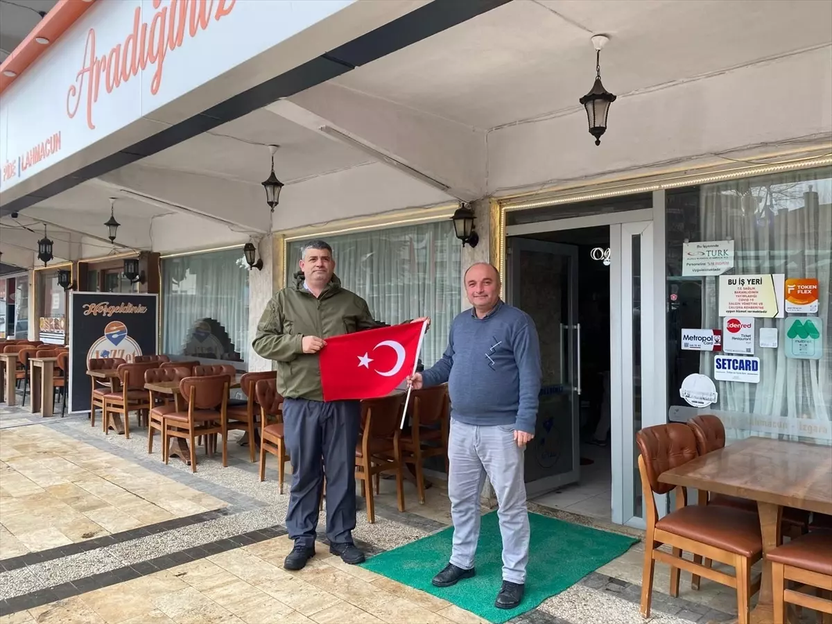 Bilecik\'te esnaf ve vatandaşa Türk Bayrağı dağıtıldı