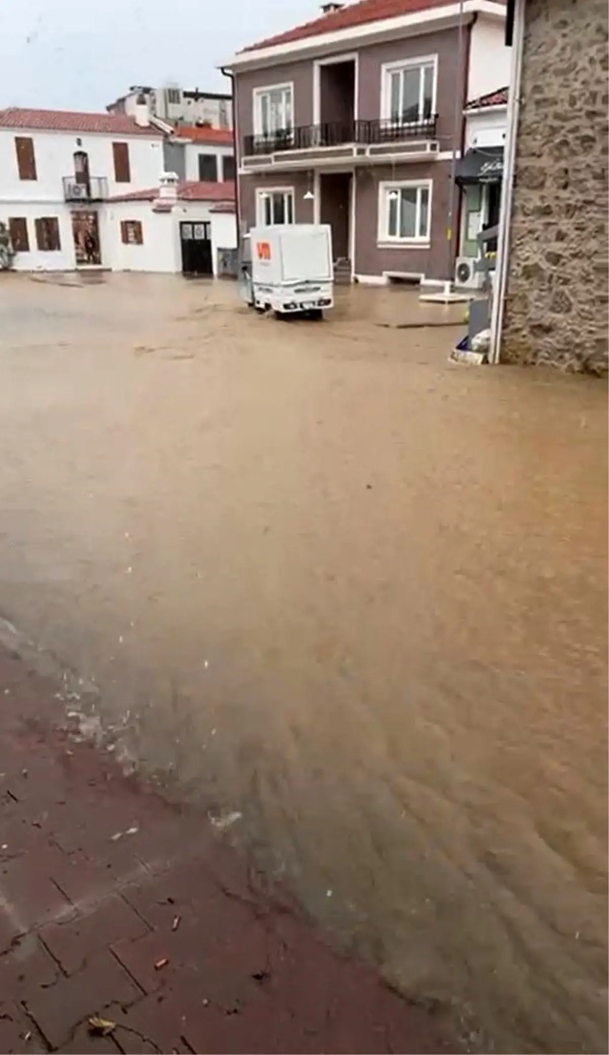 Bozcaada\'da Sağanak Yağış Hayatı Felç Etti