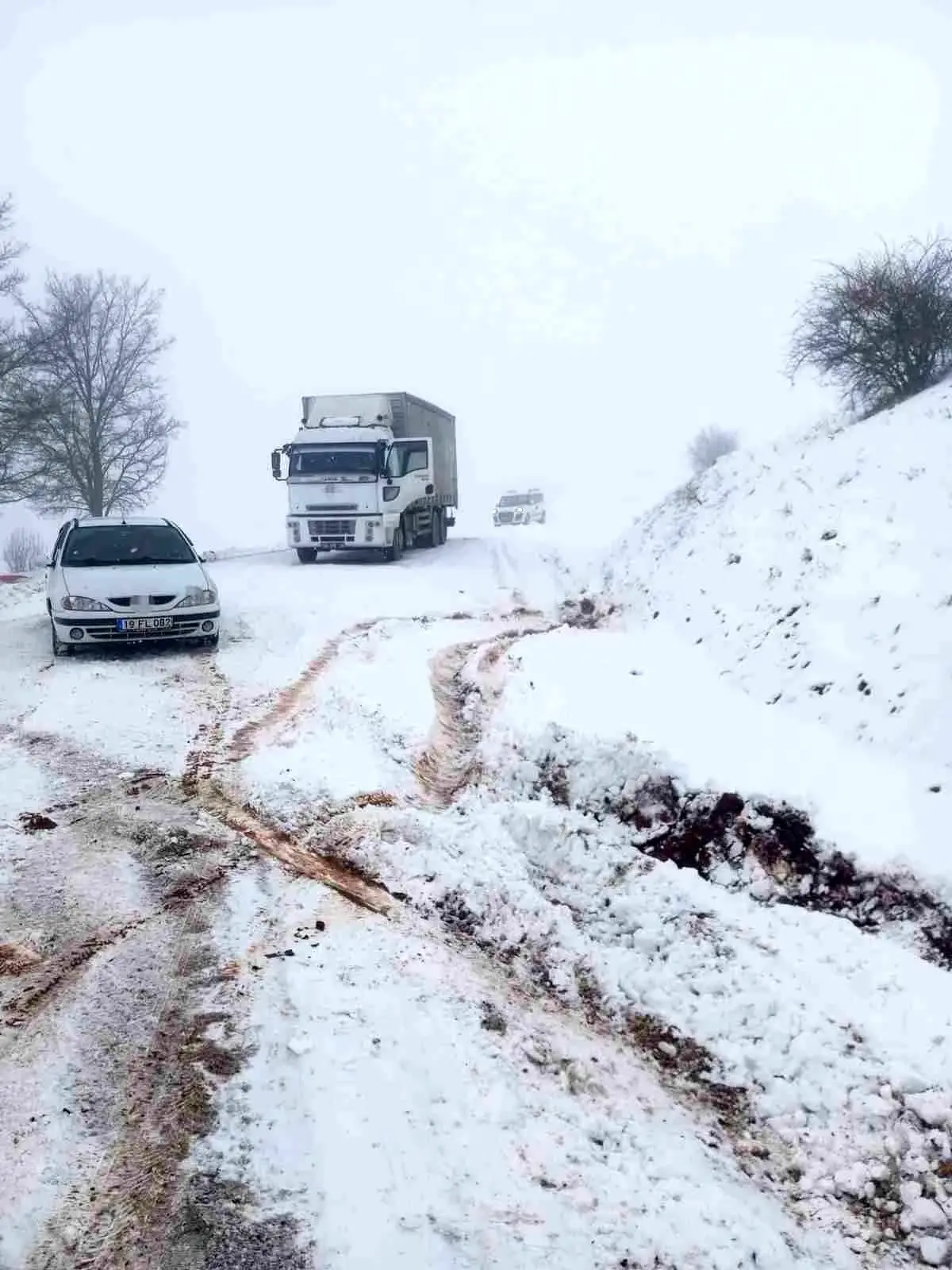 Çorum\'da Yoğun Kar Yağışı Mahsur Kaldırdı
