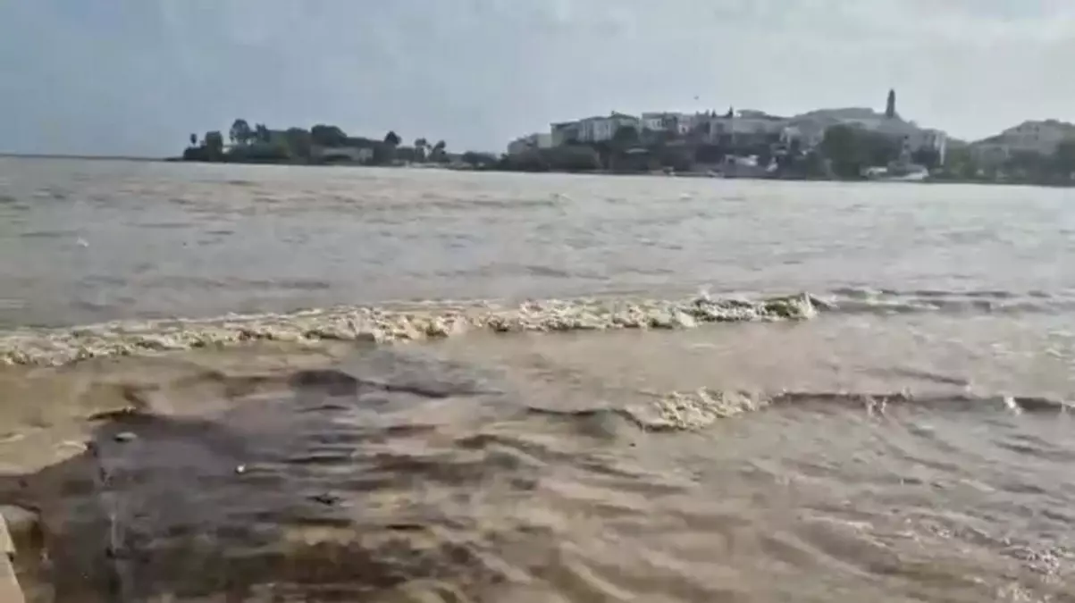 Datça\'da Şiddetli Sağanak: Sokaklar Göle Döndü