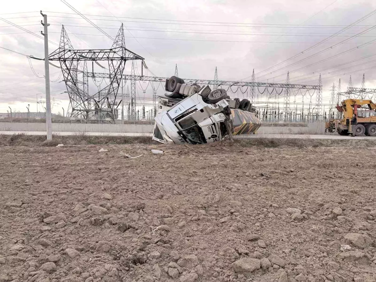 Afyonkarahisar\'da Tır Devrildi, Yol Kapandı