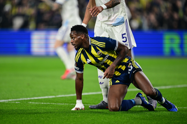 Fenerbahçe, Aston Villa'ya tek golle kaybederek ilk 8 umutlarını mucizelere bıraktı