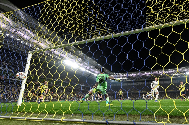 Fenerbahçe, Aston Villa'ya tek golle kaybederek ilk 8 umutlarını mucizelere bıraktı