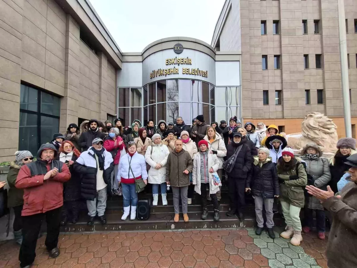 Hayvanseverler, Eskişehir Büyükşehir Belediyesi\'nin önünde eylem yaptı