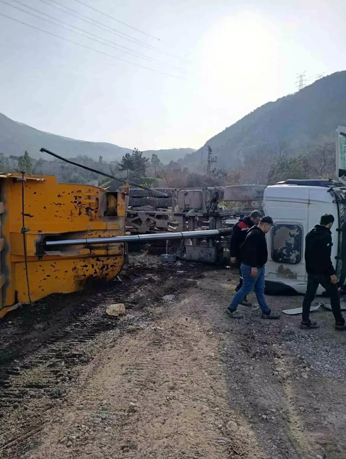 Hatay\'da Kamyon Devrildi: Sürücü Yaralandı