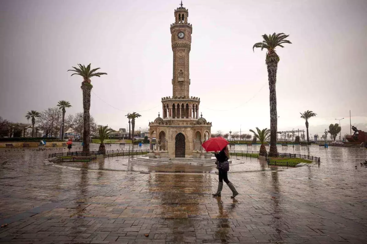 İzmir Büyükşehir ekipleri sağanak nedeniyle seferber oldu