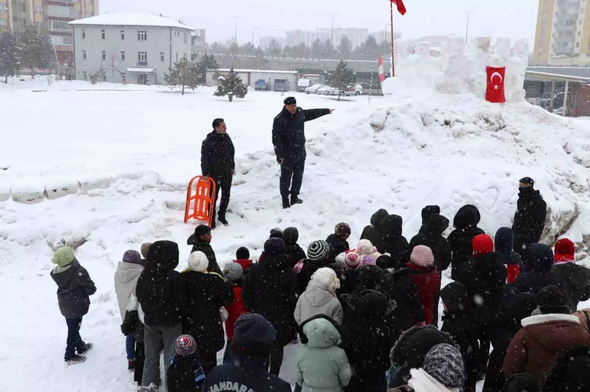 Sivas\'ta Çocuklara Kızak Eğlencesi