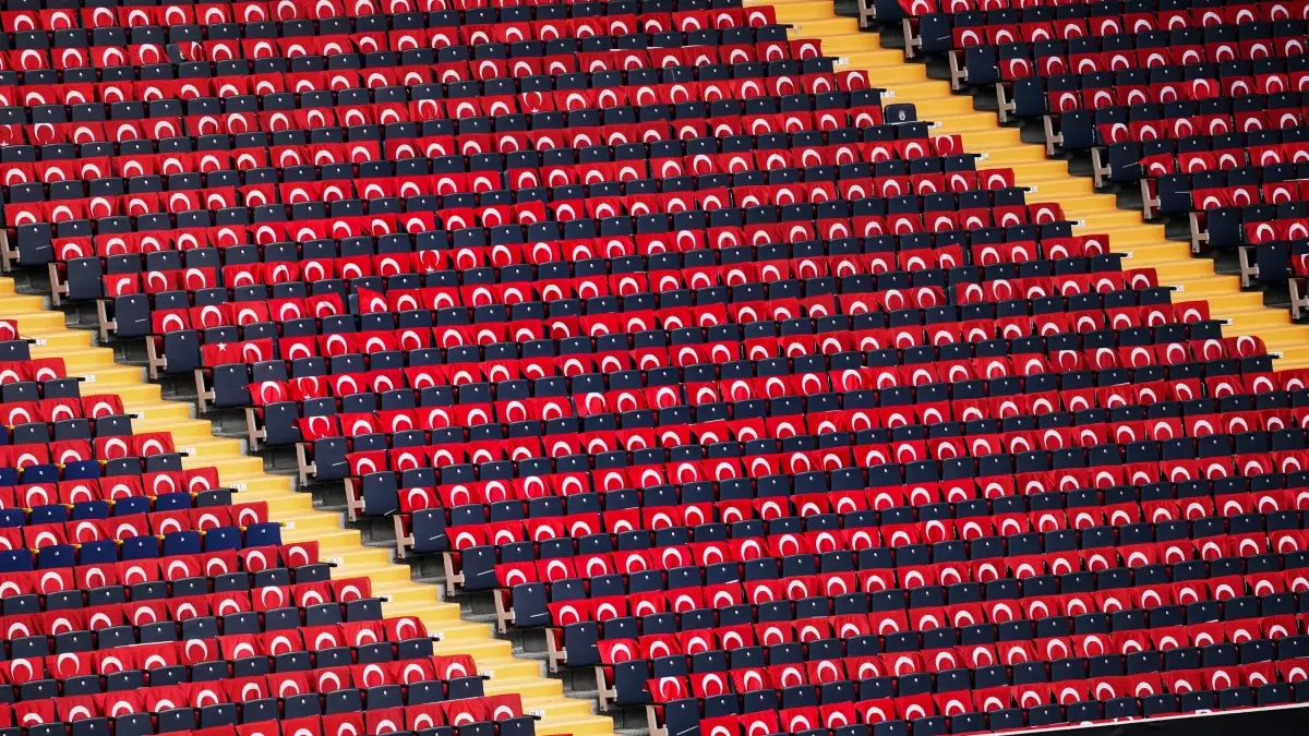 Fenerbahçe\'nin Maçı Öncesi Tribünler Bayraklarla Süsleniyor