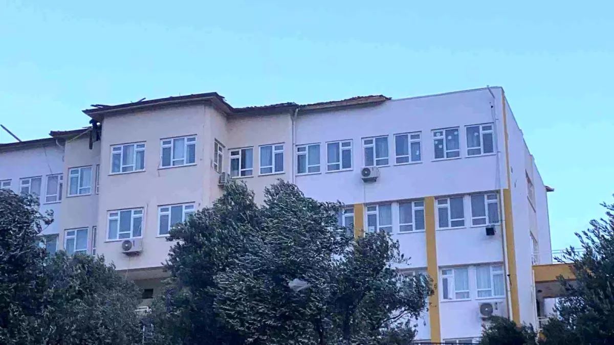 Kaş\'ta Fırtına Okulun Çatısını Hasarladı
