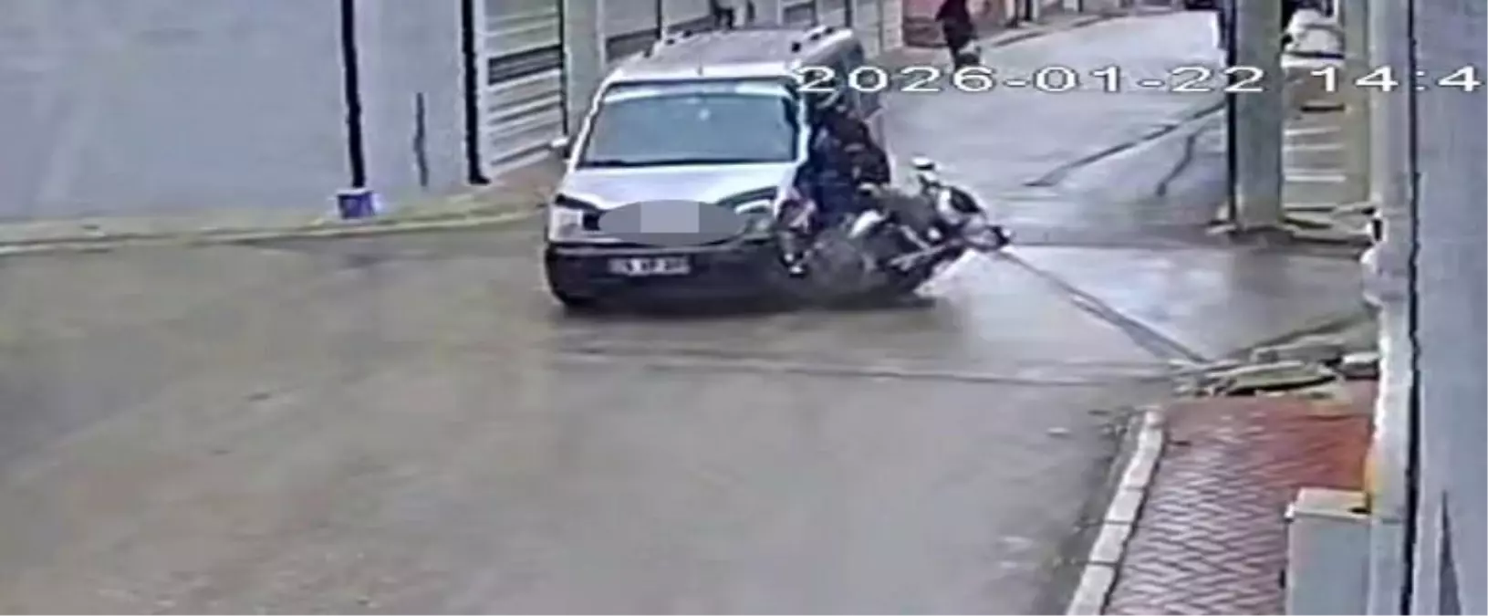 Eskişehir\'de Motosiklet Kazası: Kurye Ağır Yaralandı